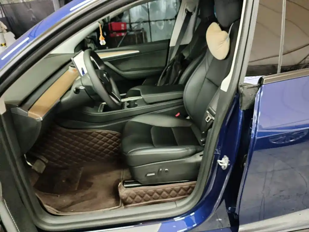 Tesla Model Y — миниатюра 15