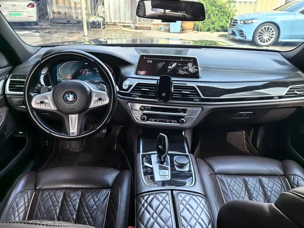 BMW 7 Series — миниатюра 10