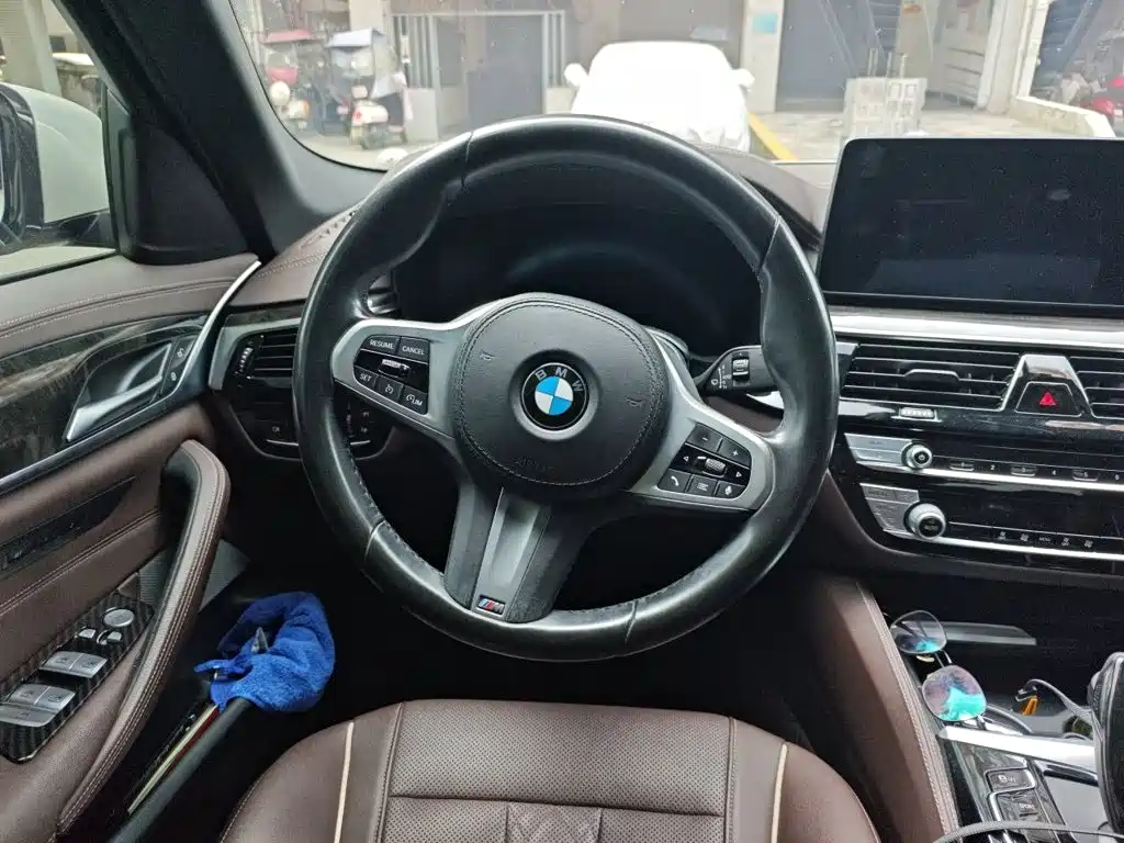 BMW 5 Series — миниатюра 3