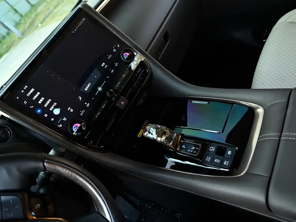 Toyota Alphard — миниатюра 10