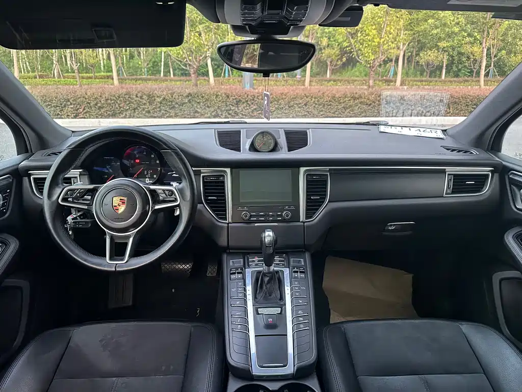 PORSCHE MACAN