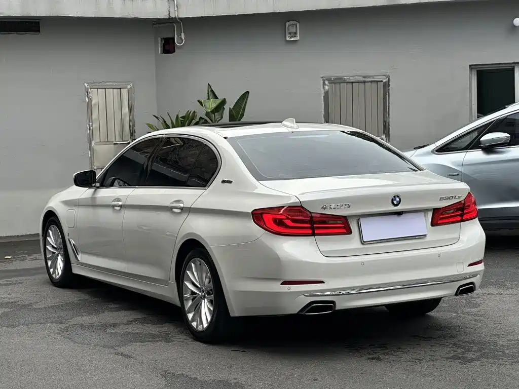 BMW 5 Series New Energy — миниатюра 9