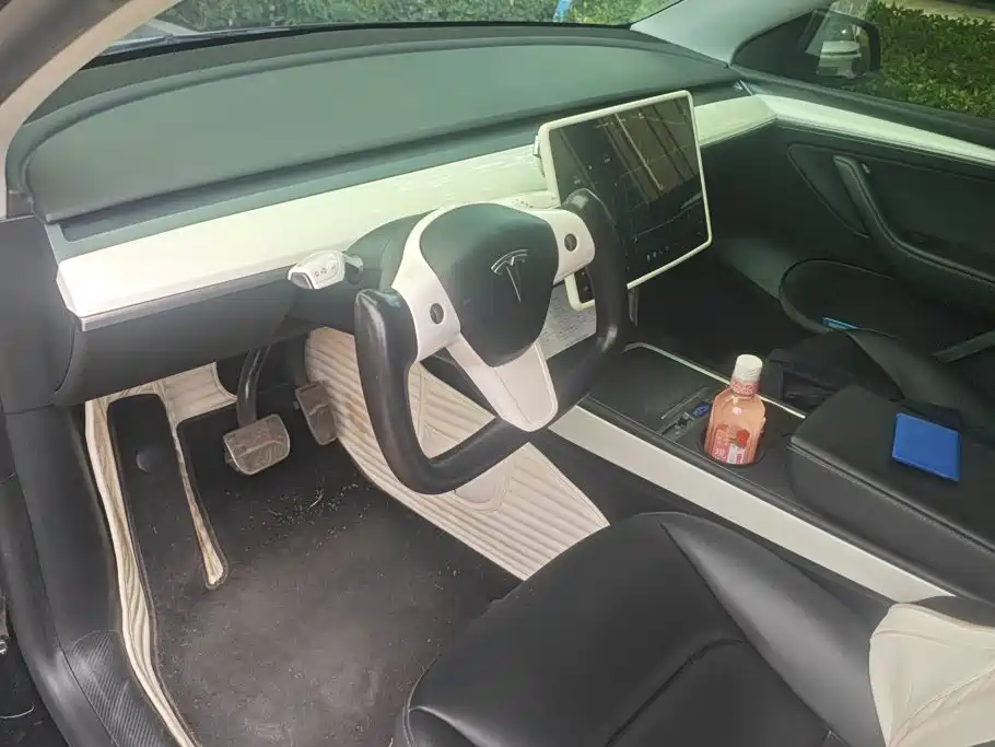 Tesla Model Y — миниатюра 12