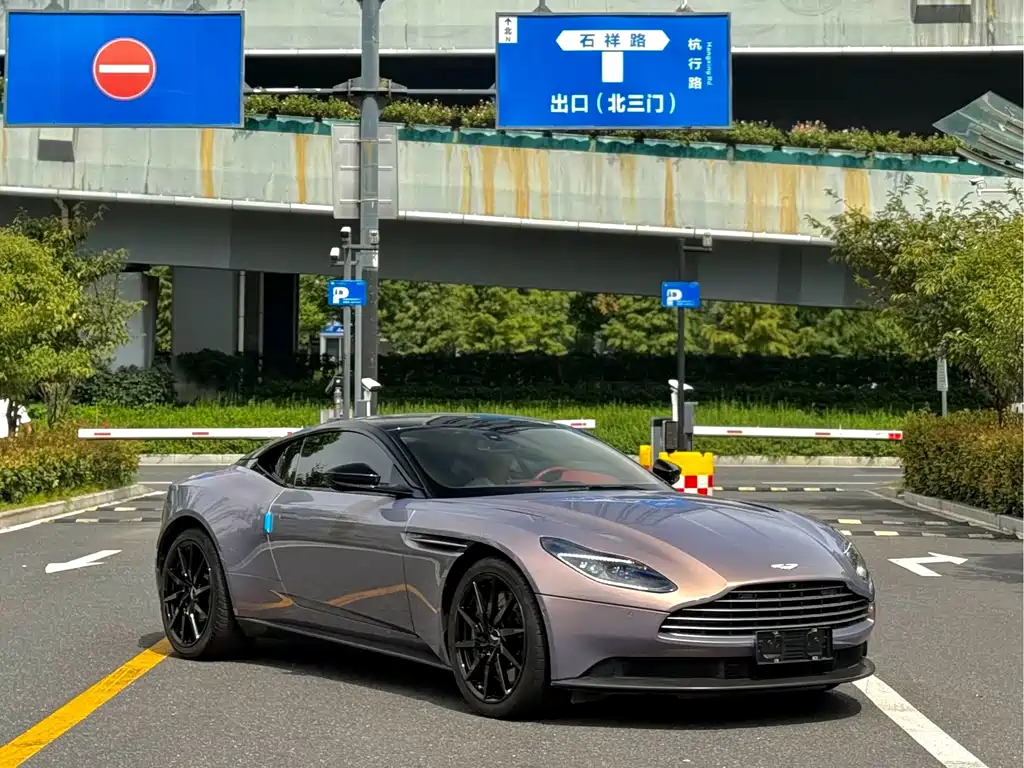 Aston Martin DB11 — миниатюра 2
