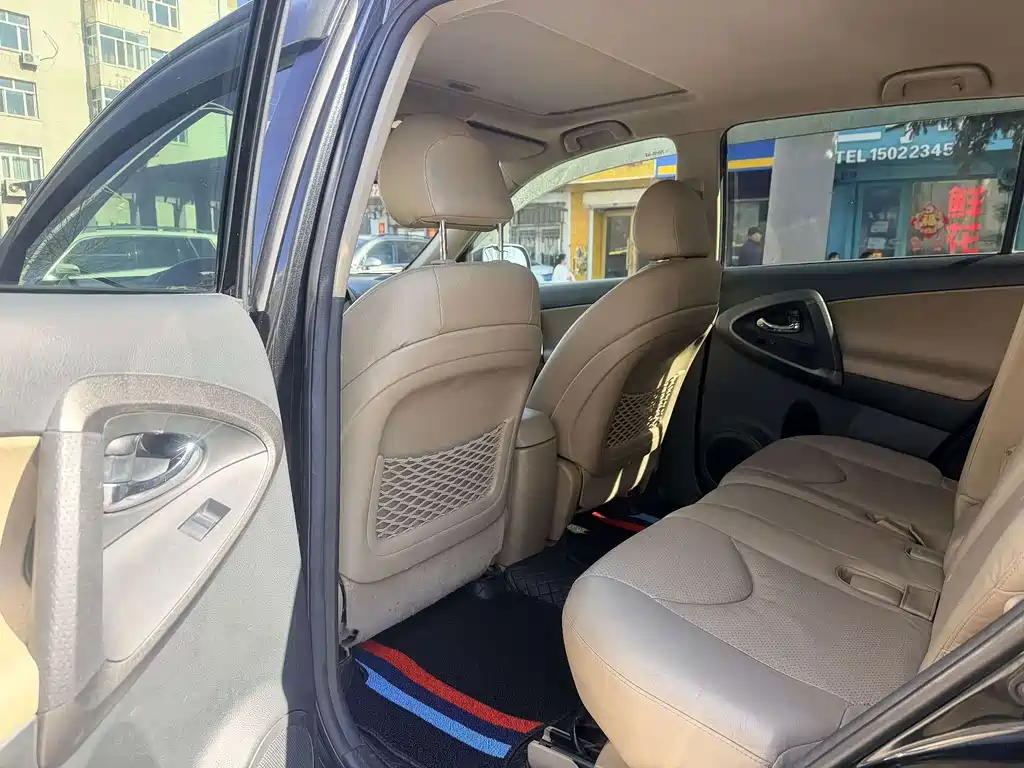 Toyota RAV4 — миниатюра 8