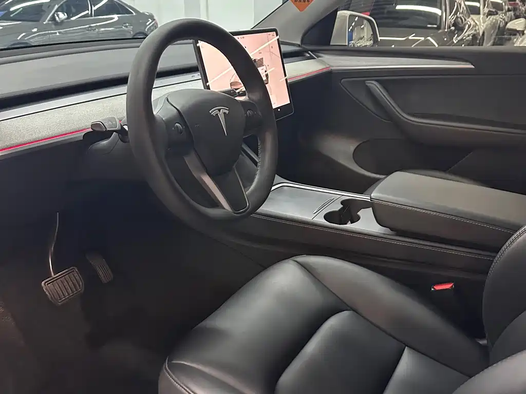 Tesla Model Y — миниатюра 8