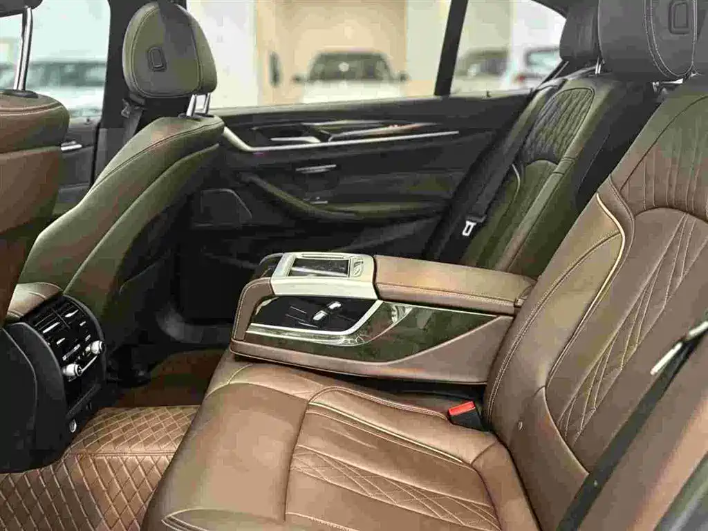 BMW 5 Series — миниатюра 5