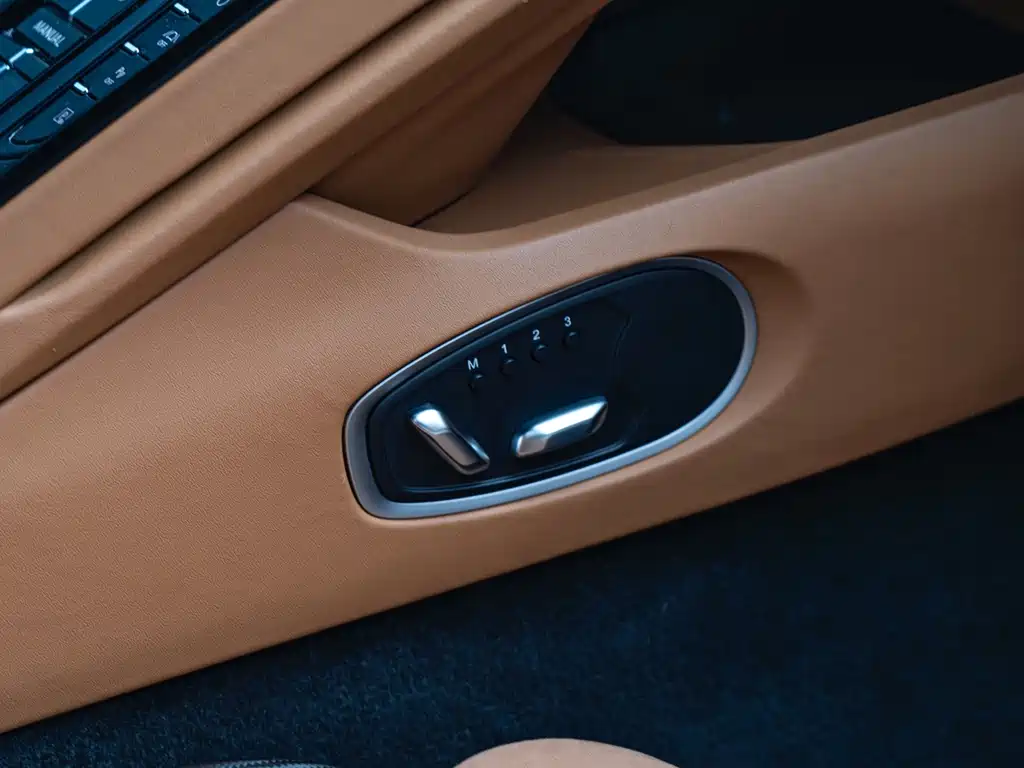 Aston Martin DB12 — миниатюра 21