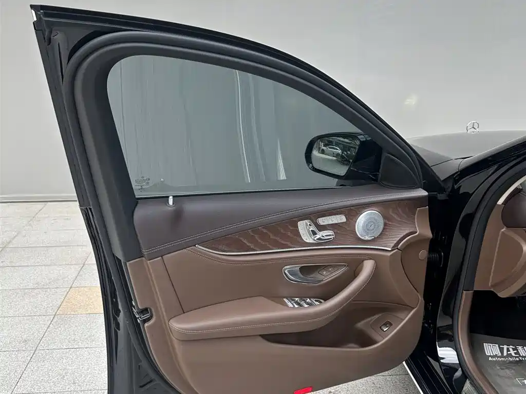 Mercedes-Benz E-Class — миниатюра 12