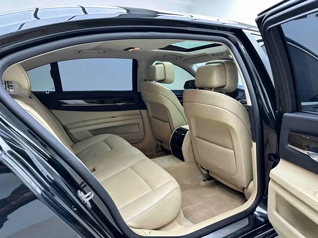 BMW 7 Series — миниатюра 17