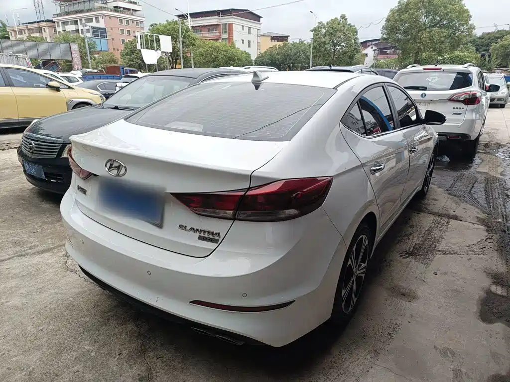 Hyundai Elantra — миниатюра 7