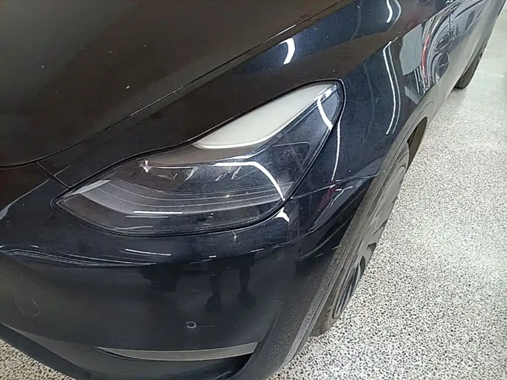 Tesla Model Y — миниатюра 24