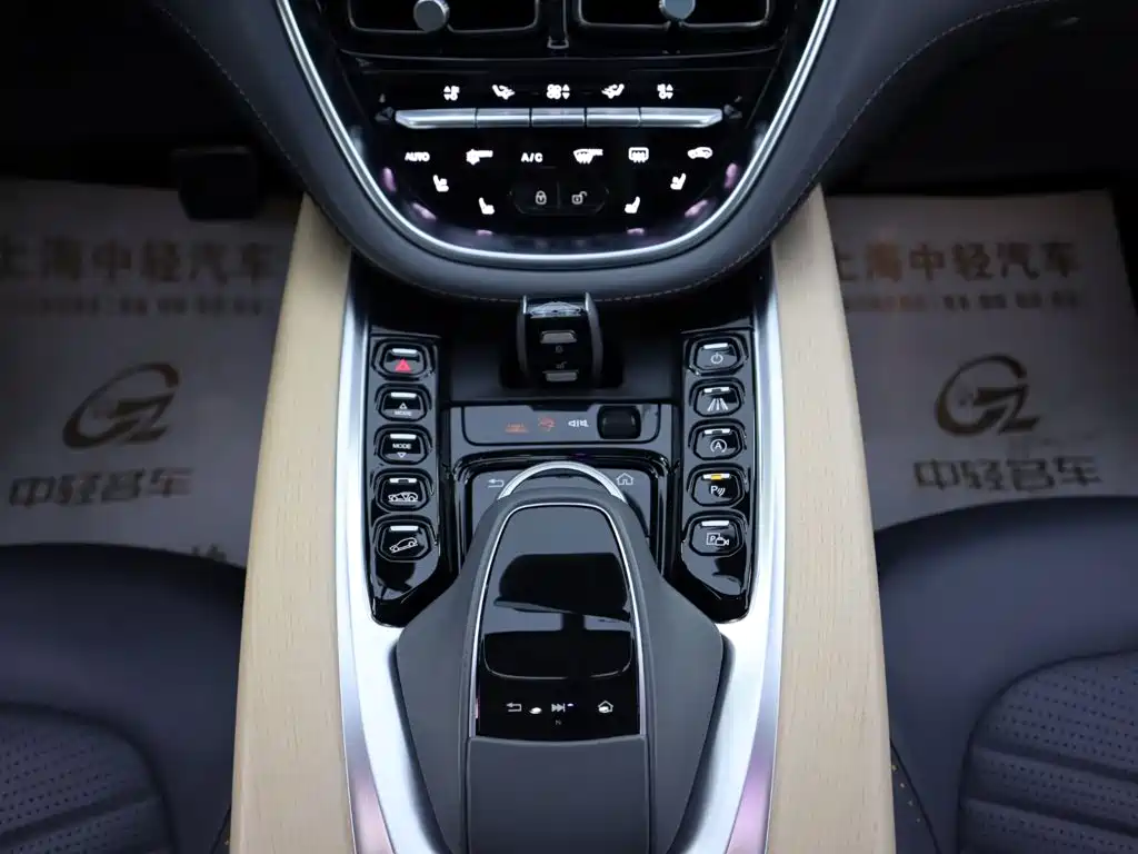 Aston Martin DBX — миниатюра 14