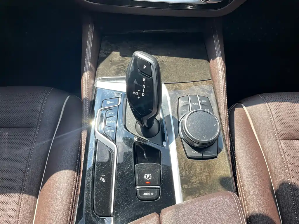 BMW 5 Series — миниатюра 10