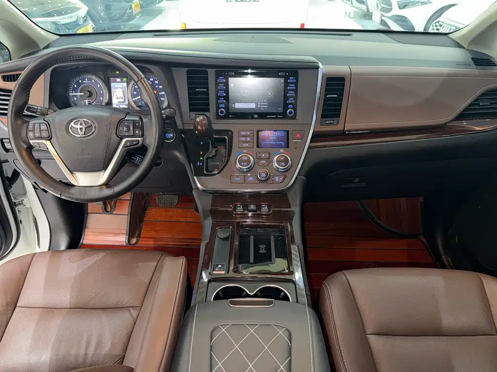 Toyota Sienna — миниатюра 15