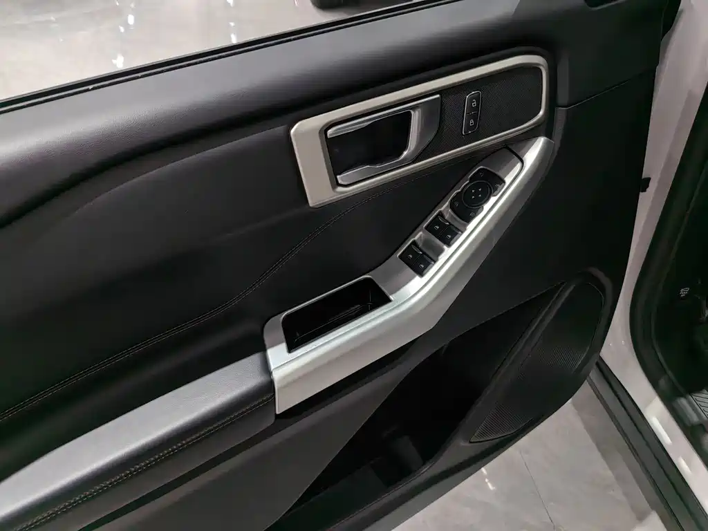 Ford Explorer — миниатюра 4