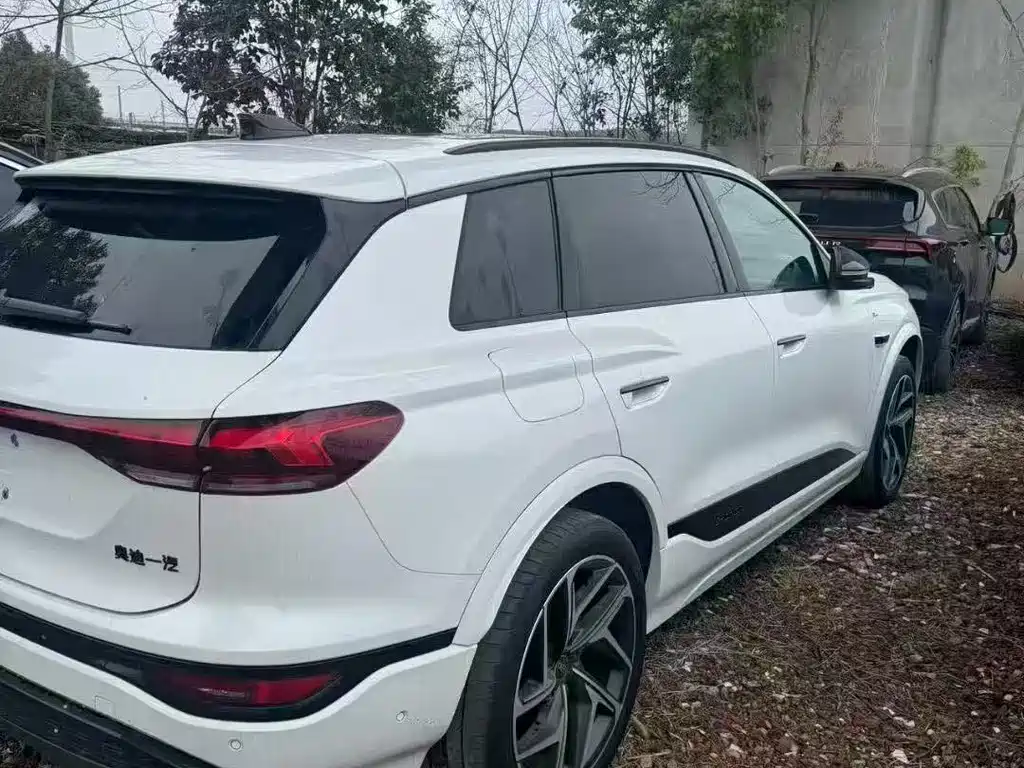 AUDI Q6L E TRON