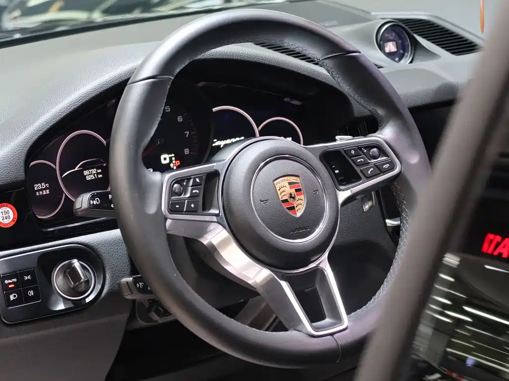 Porsche Cayenne — миниатюра 6