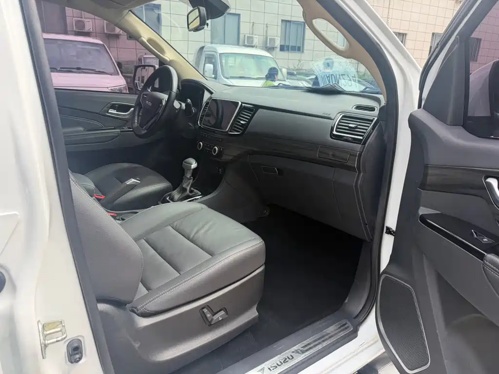 Isuzu MU-X — миниатюра 10