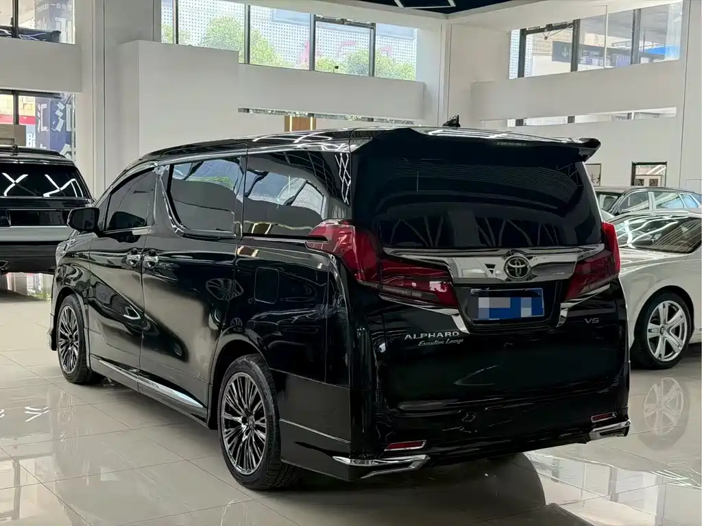Toyota Alphard — миниатюра 9