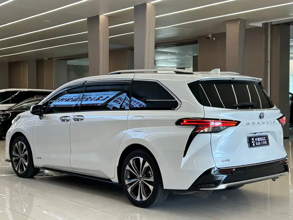 Toyota Granvia — миниатюра 5