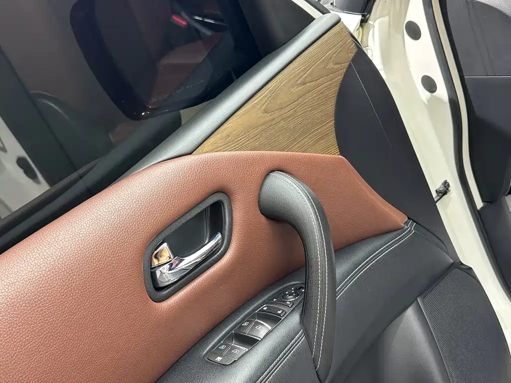 Nissan Patrol — миниатюра 8