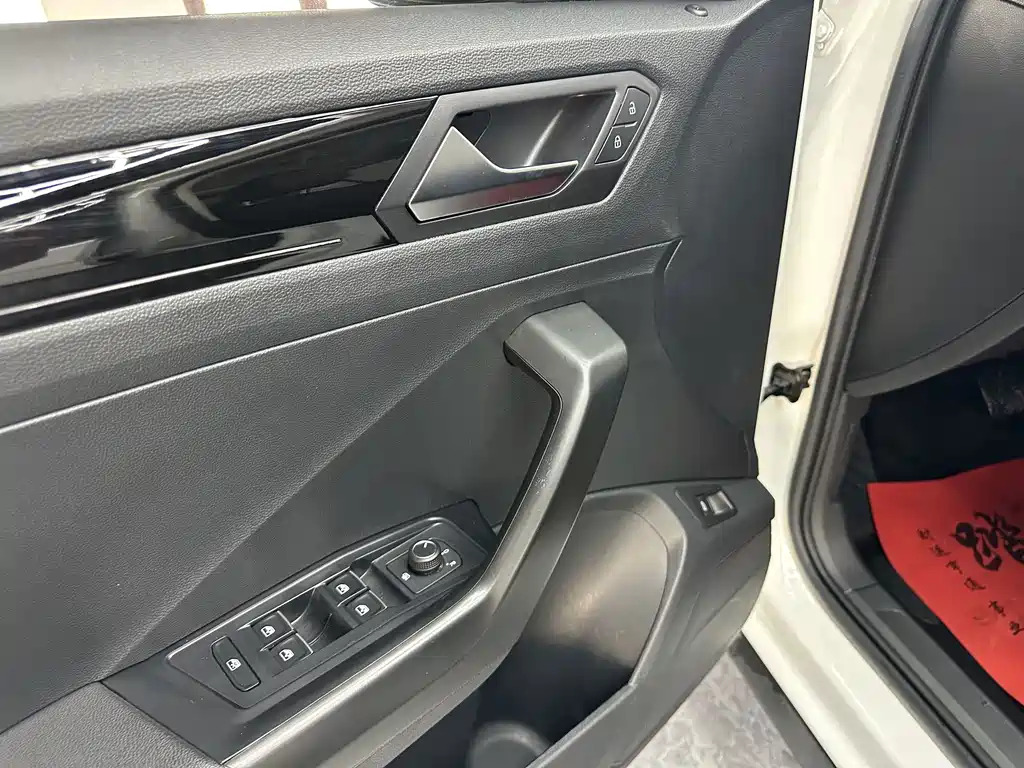 Volkswagen T-Roc — миниатюра 16