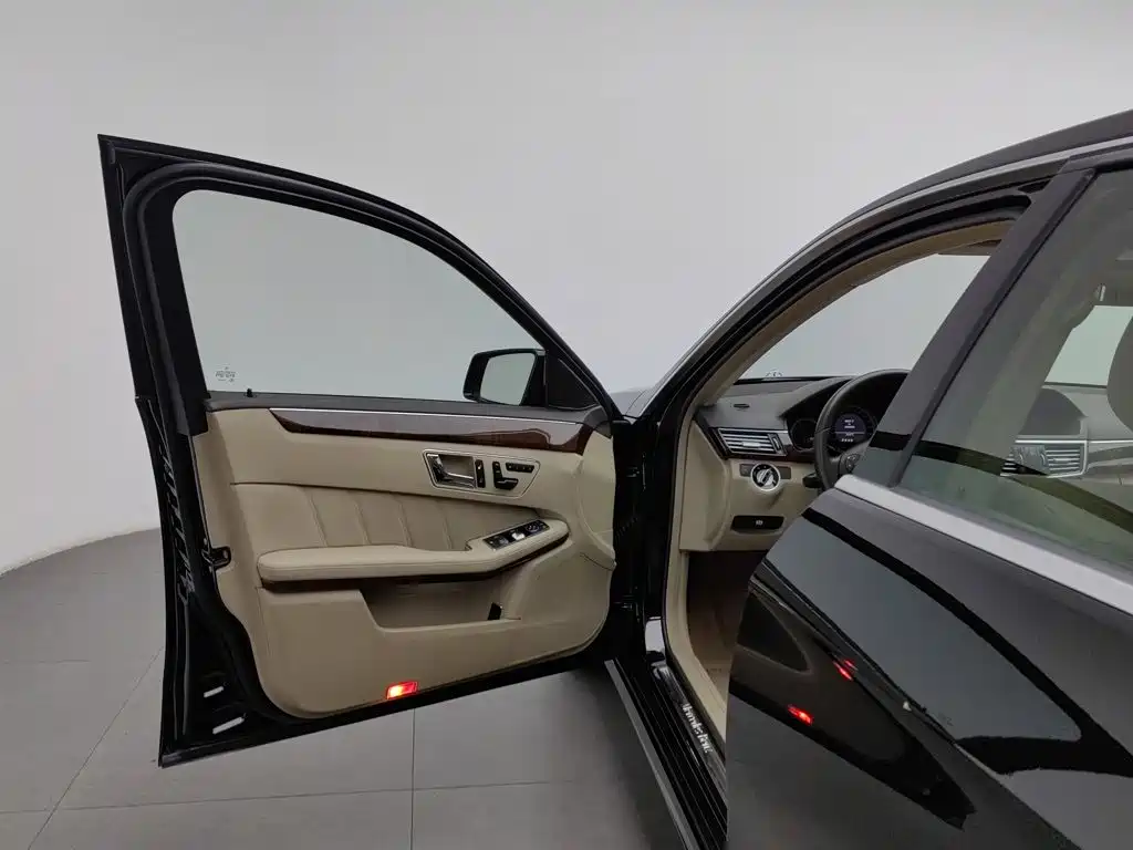 Mercedes-Benz E-Class — миниатюра 8