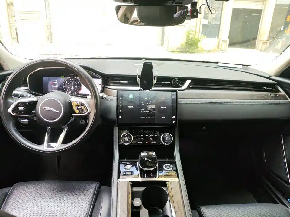Jaguar XFL — миниатюра 3