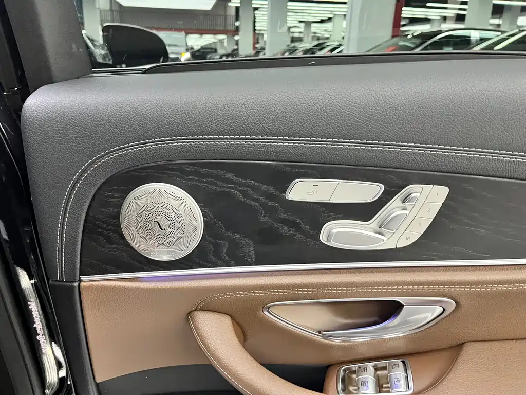Mercedes-Benz E-Class — миниатюра 8