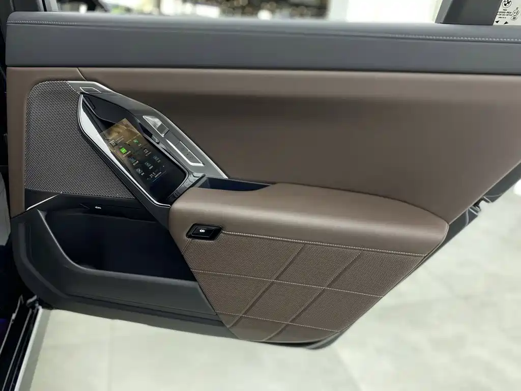 BMW 7 Series — миниатюра 28