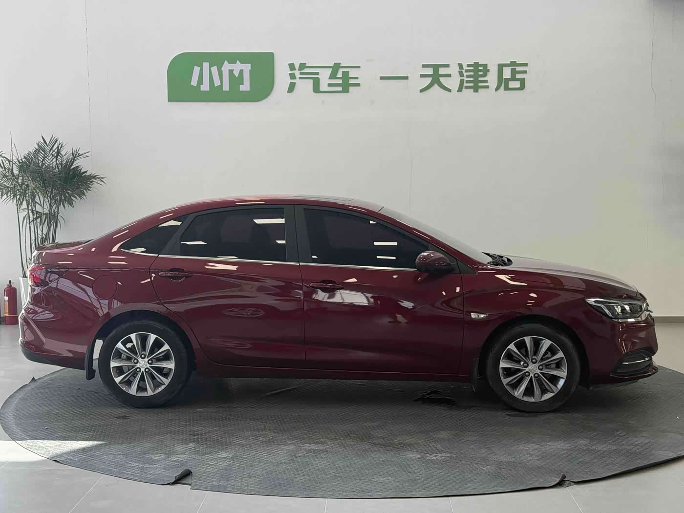 Chevrolet Monza 1.5 л 2022 г. красный/фиолетовый, пробег 22000 км