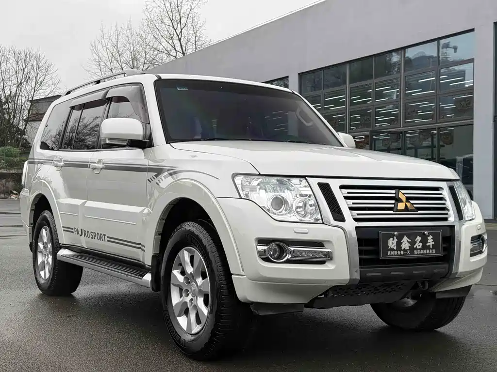 MITSUBISHI PAJERO
