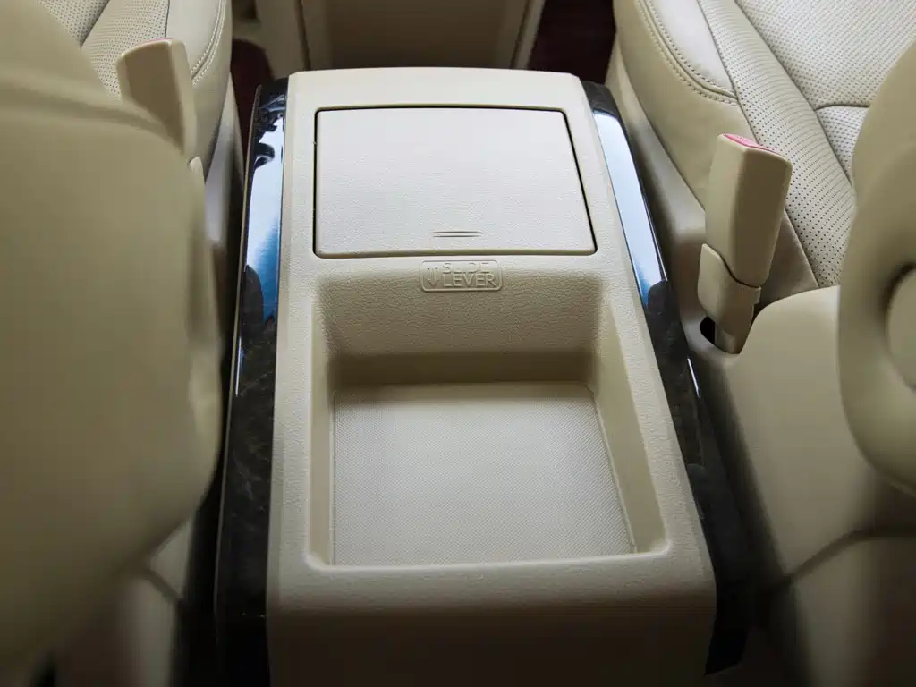 Toyota Alphard — миниатюра 32