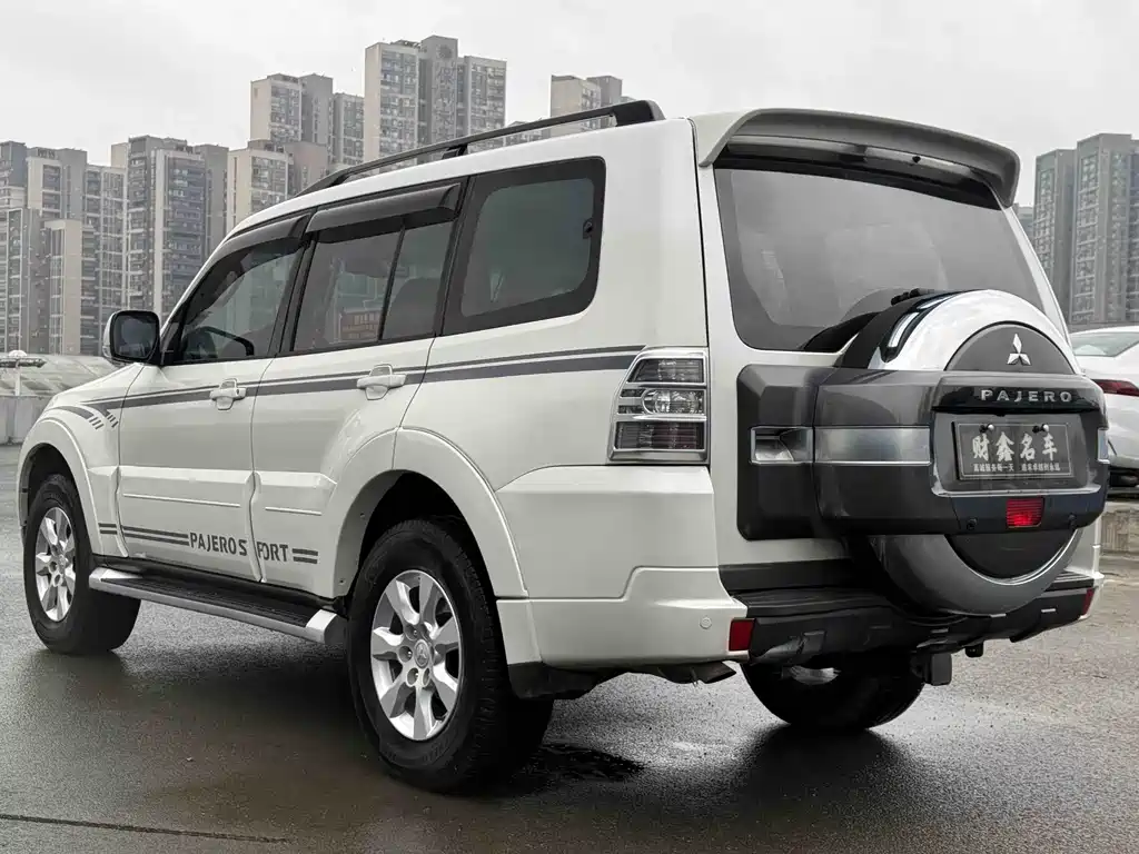 MITSUBISHI PAJERO