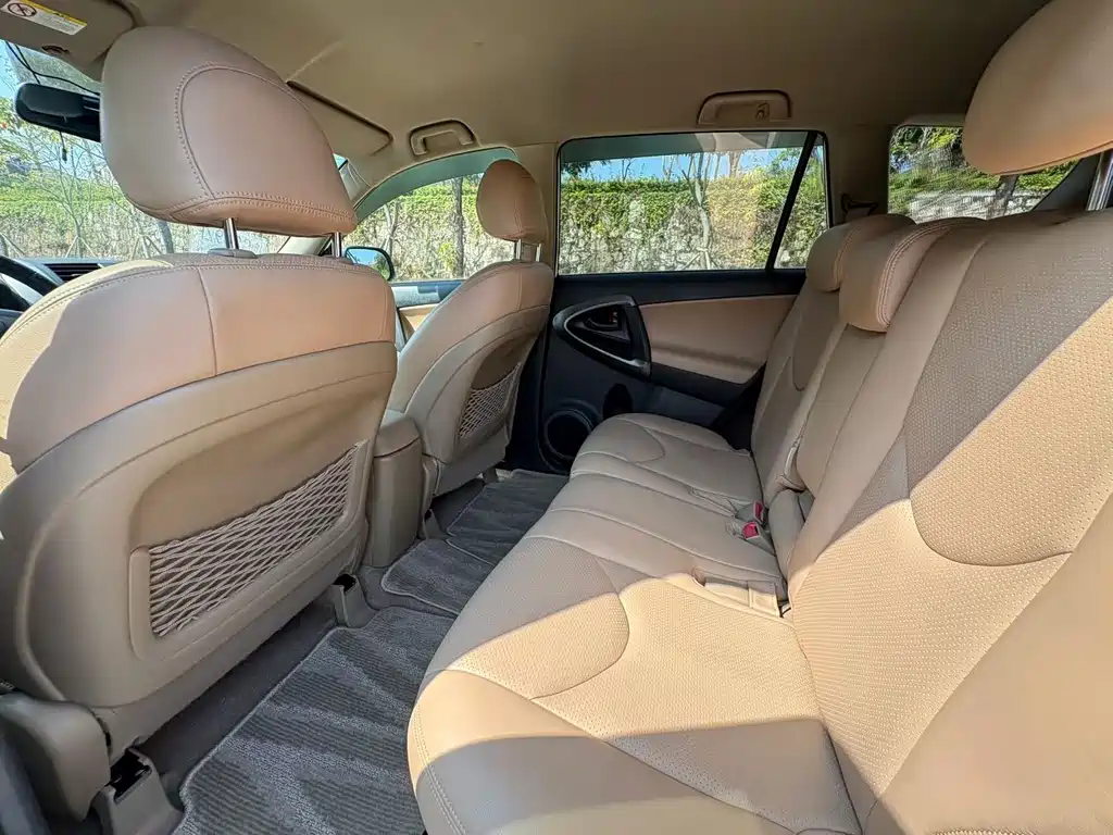 Toyota RAV4 — миниатюра 6