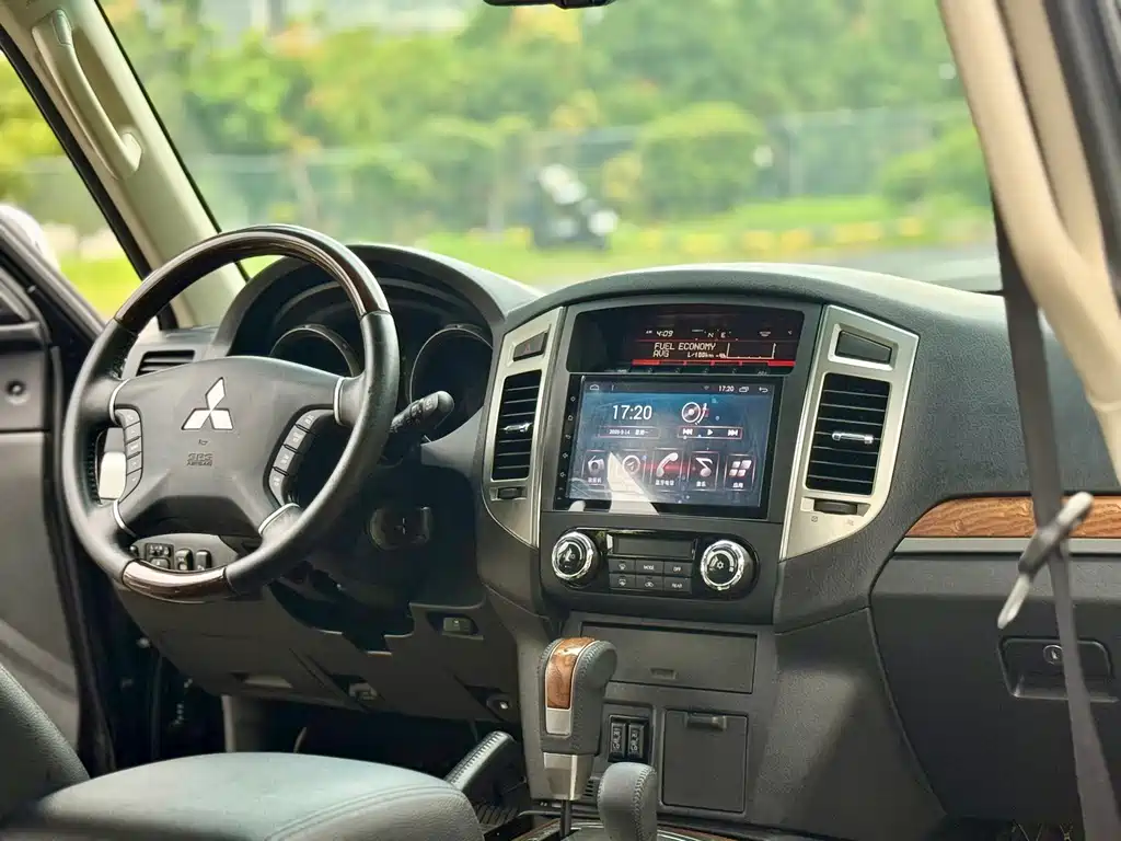 Mitsubishi Pajero (Import) — миниатюра 17