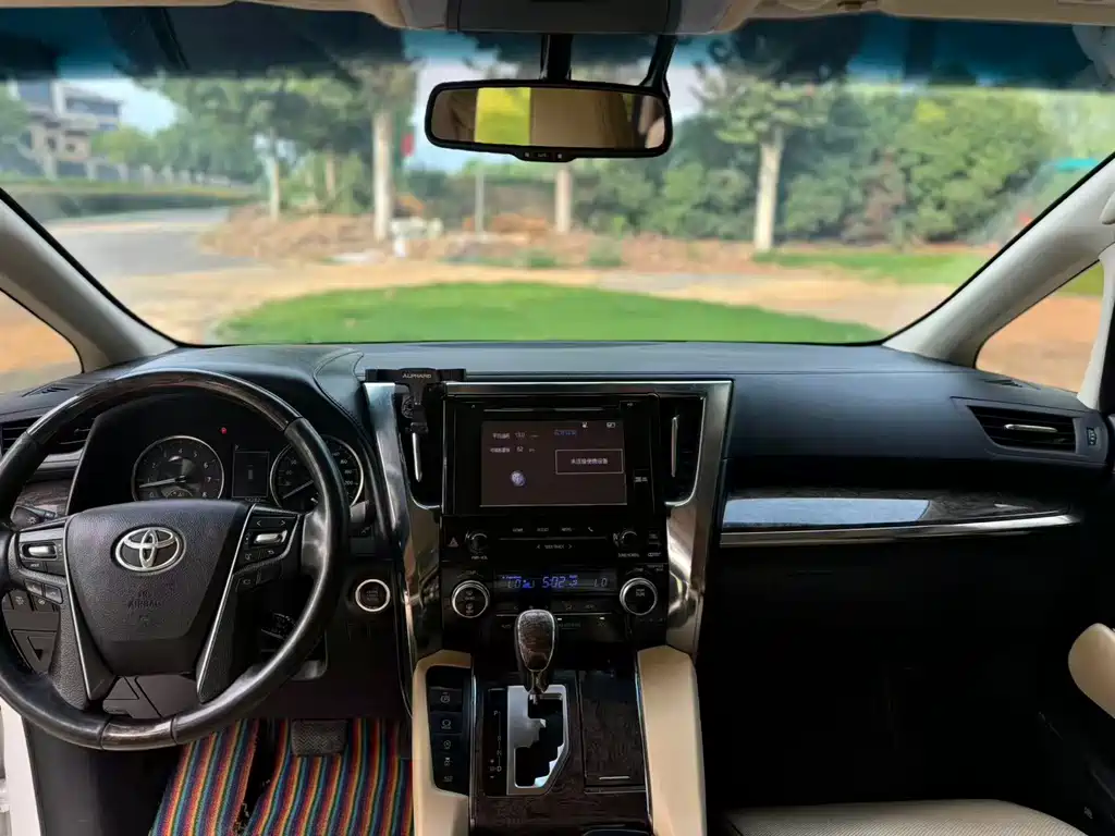 Toyota Alphard — миниатюра 8