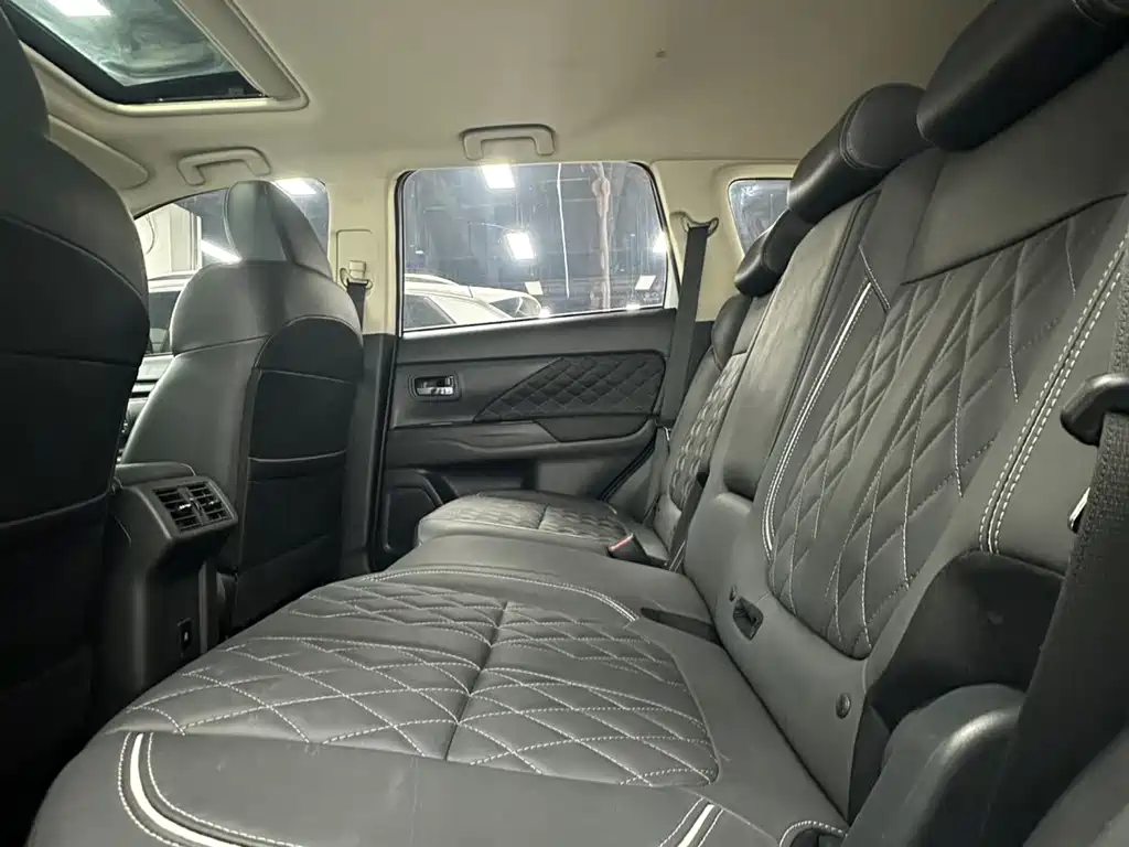 MITSUBISHI OUTLANDER