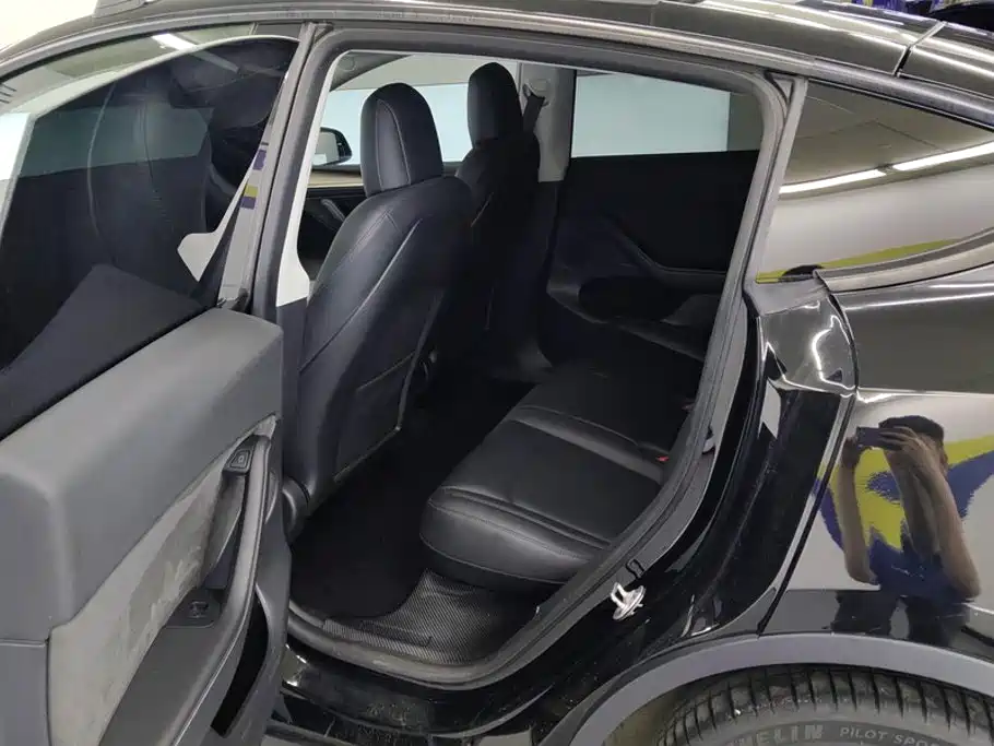 Tesla Model Y — миниатюра 11