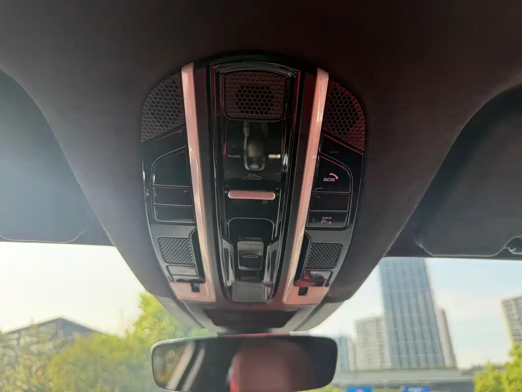 Porsche Cayenne — миниатюра 10