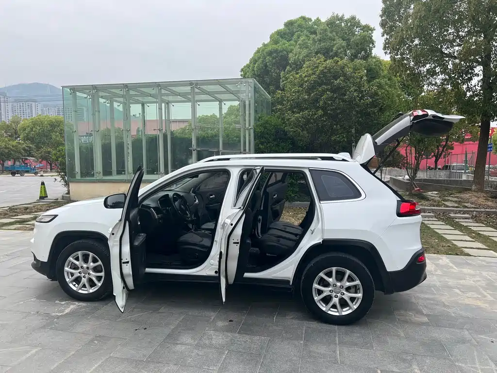 Jeep Cherokee 2.0L Superior Edition, фото 18