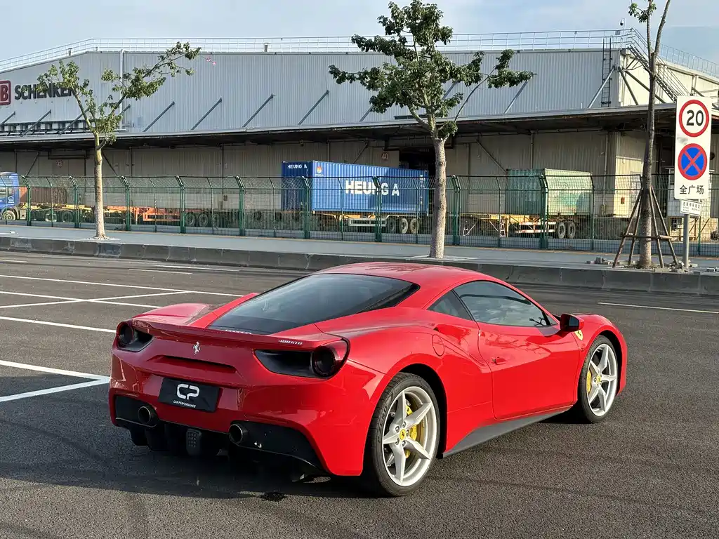 FERRARI 488