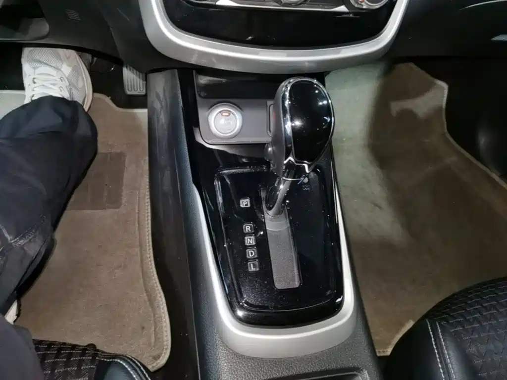 Nissan Tiida — миниатюра 14