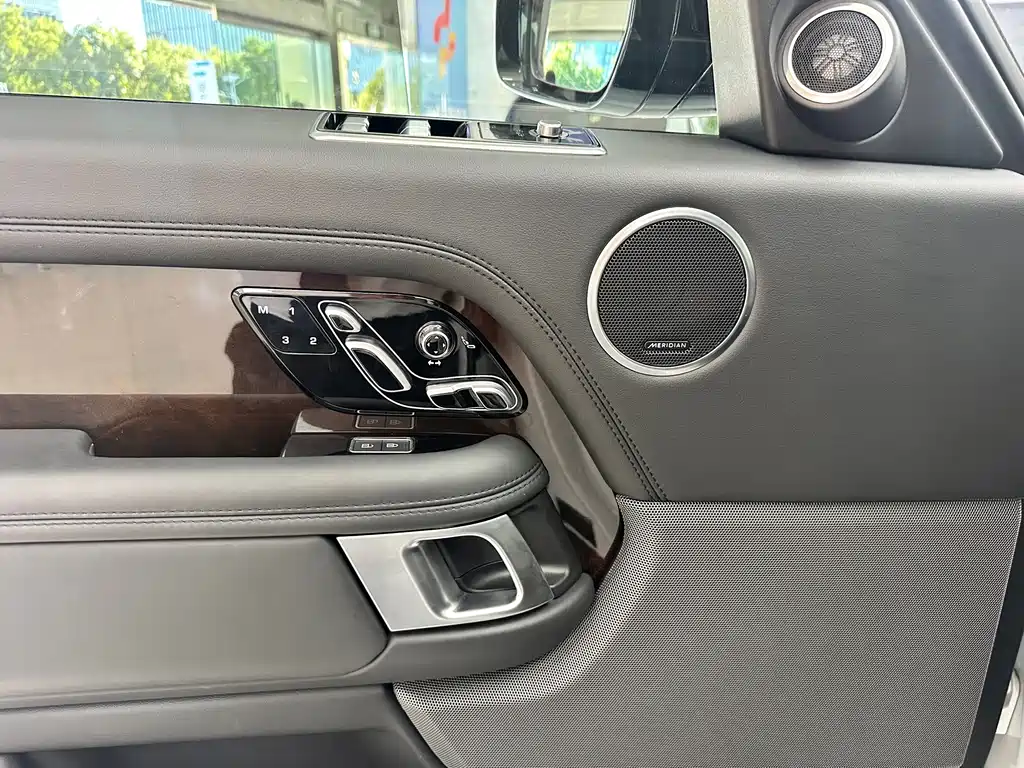Land Rover Range Rover — миниатюра 5