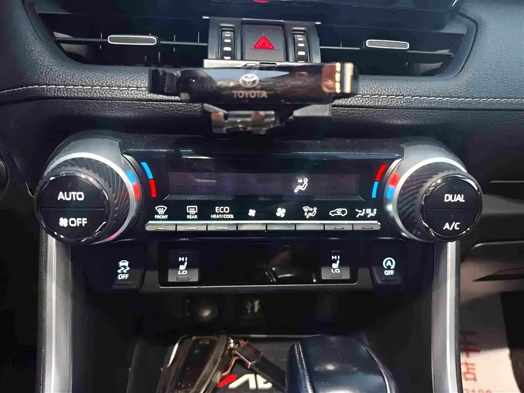 Toyota RAV4 — миниатюра 10