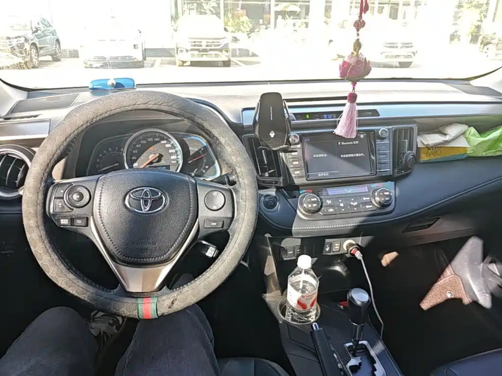 Toyota RAV4 — миниатюра 10