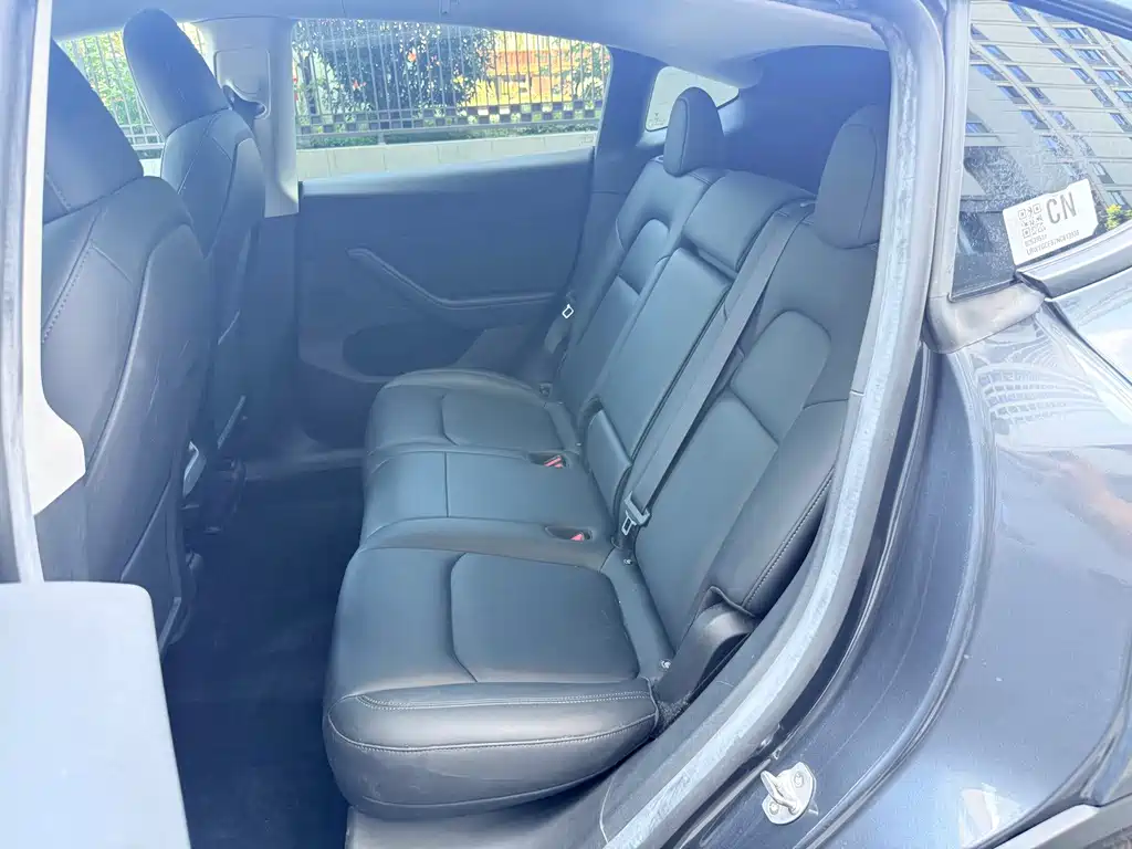 Tesla Model Y — миниатюра 9