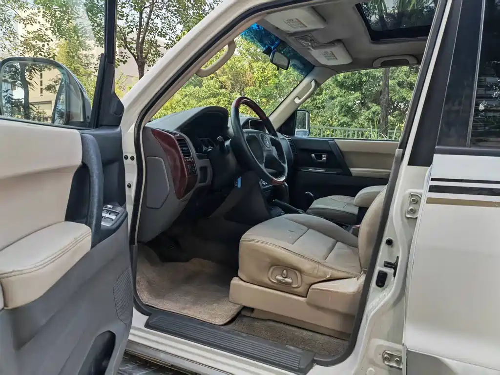 Mitsubishi Pajero (Import) — миниатюра 8