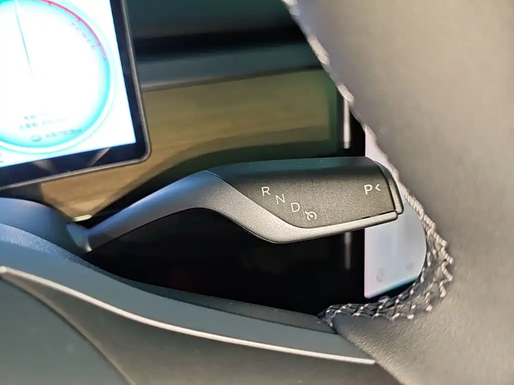 Tesla Model Y — миниатюра 14